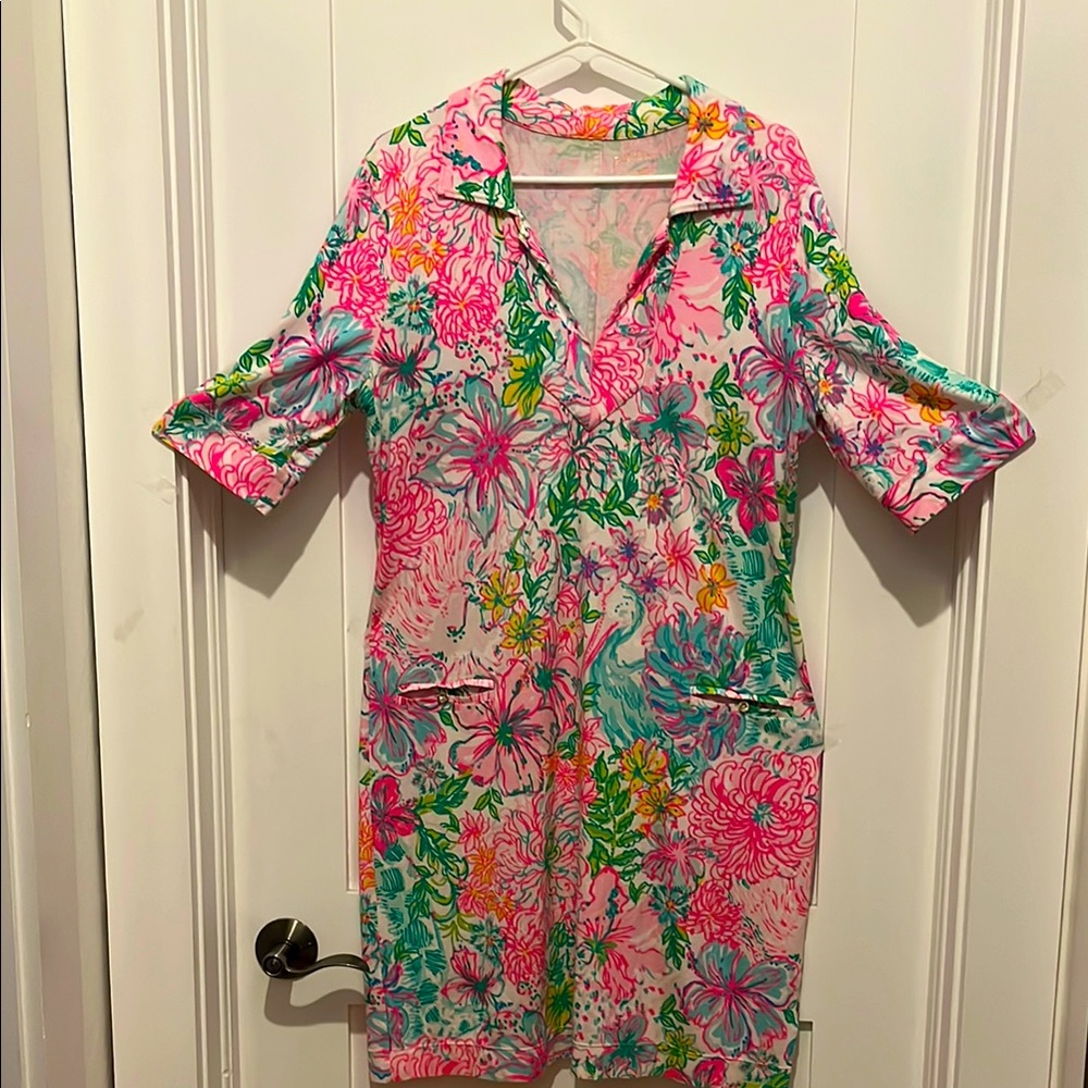 Lilly Pulitzer, size 12. Elbow length sleeves, front placket V-neck, 2 pockets.
